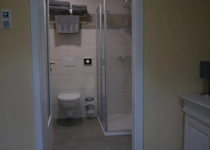 Konukevi Cafe Im Hof- 3*